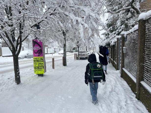 Kinder stapfen im Schnee