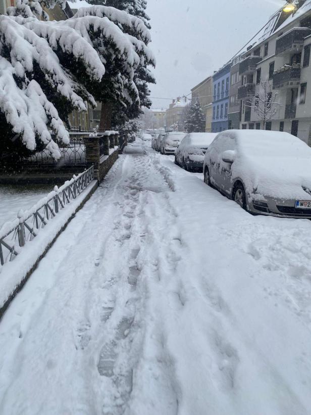 Die Straßen und Autos mit Schnee bedeckt