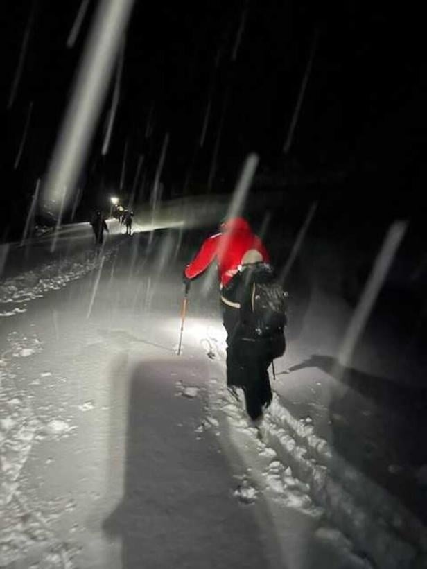 Retter am Weg zur Menschen in Bergnot