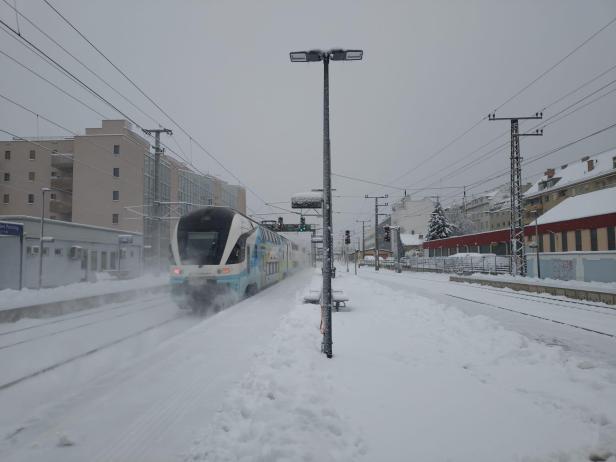 Ein Zug kämpft sich durch die Schneemassen