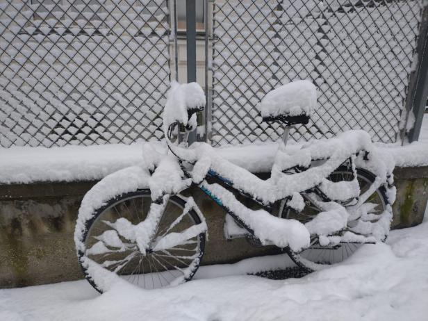 Ein zugeschneites Fahrrad