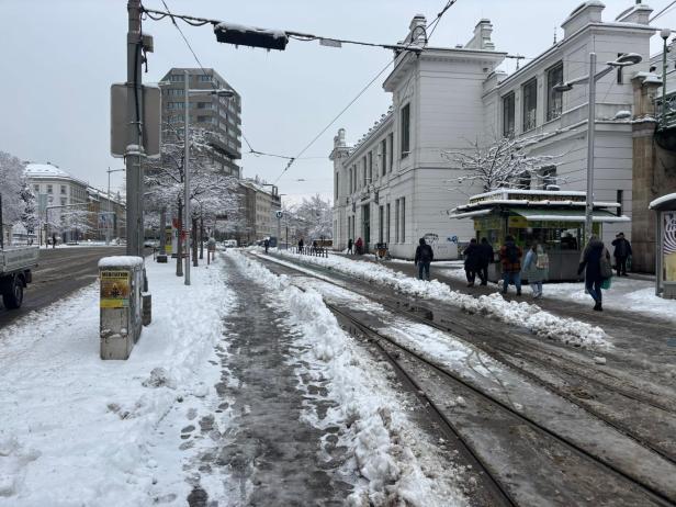 Straßenbahnhaltestelle in Wien im Schnee