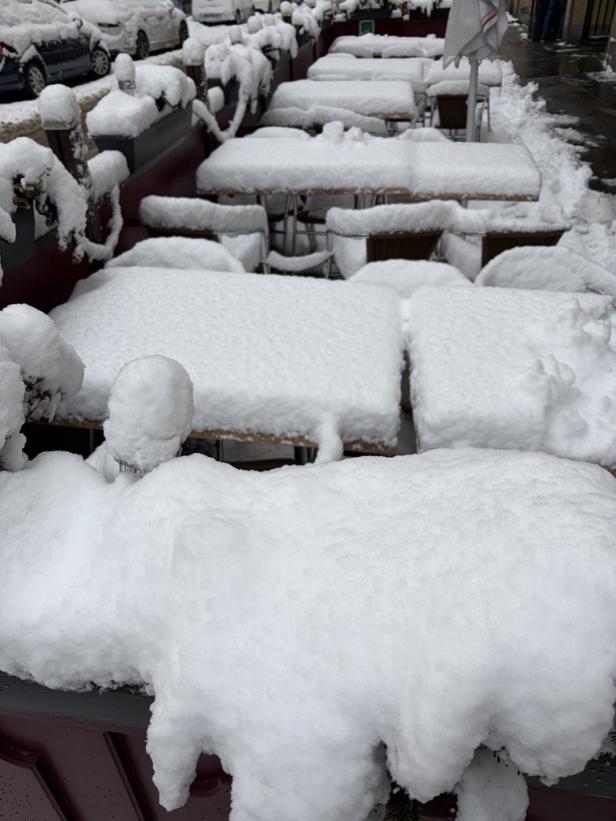 Gastgarten mit Schnee bedeckt