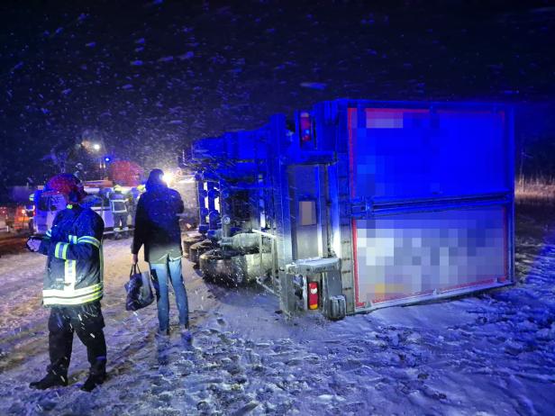 Ein umgestürzter Lkw auf der A1 bei Nacht.