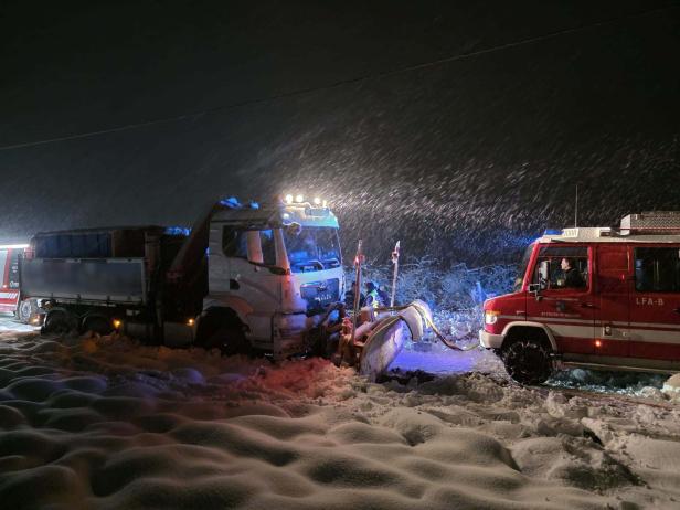Eine Aufnahmen von einem Einsatz auf einer verschneiten Straße.