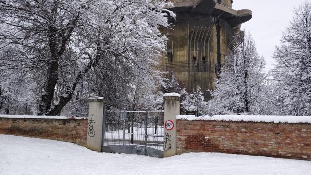 Verschneites Tor und verschneiter Park 
