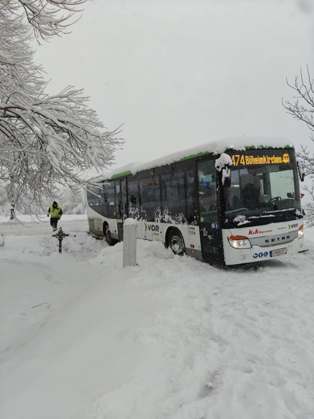 Ein Bus ist auf der verschneiten Fahrbahn abgekommen.