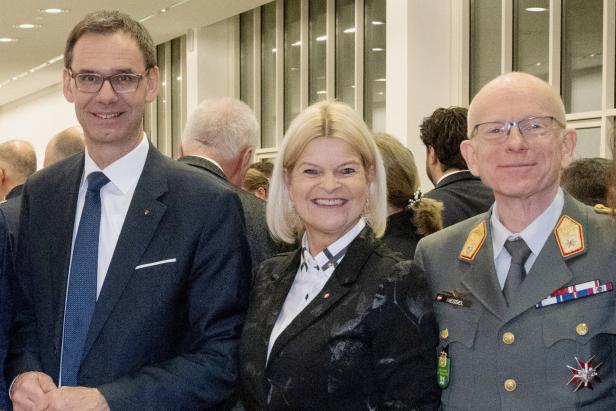 Landeshauptmann Markus Wallner, Verteidigungsministerin Klaudia Tanner und Militärkommandant Gunther Hessel