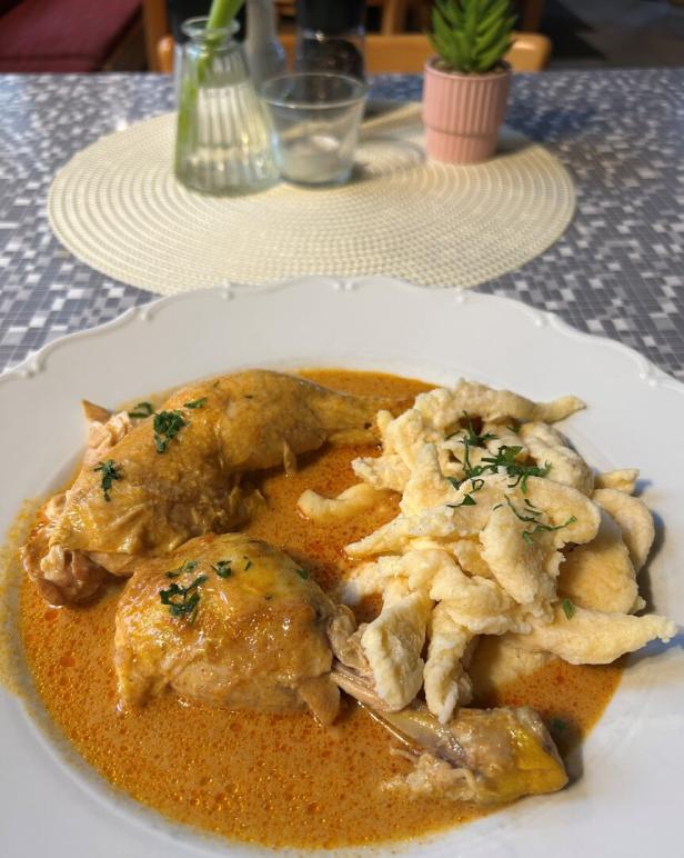 Würziges Paprikahendl mit handgeschabten Nockerln.