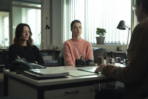 Ira Zach (Lavinia Wilson) und Daphne Meindl (Philine Schmölzer) sitzen an einem Tisch in einem Büro.