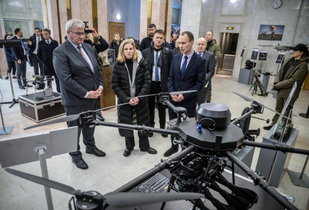 Eine Delegation begutachtet ukrianische Drohnen.