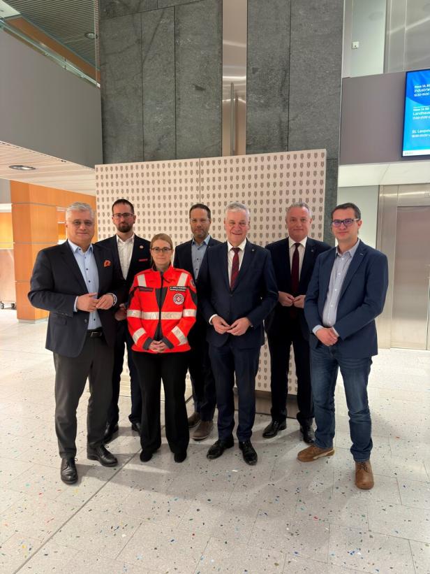 Landesräte mit Vertretern der Rettungsorganisationen