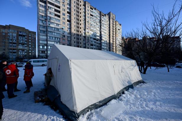 Ein Wärmezelt in Kiew.