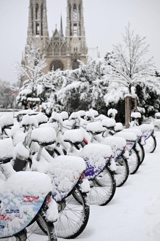 Snowstorm hits Austria