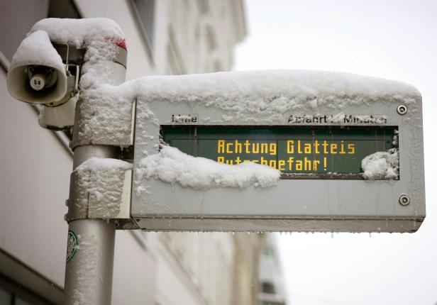 ++ THEMENBILD ++ WINTEREINBRUCH IN OSTÖSTERREICH: INFOTAFEL WIENER LINIEN