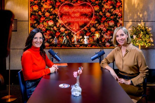 Zwei Frauen in einem Podcast-Studio