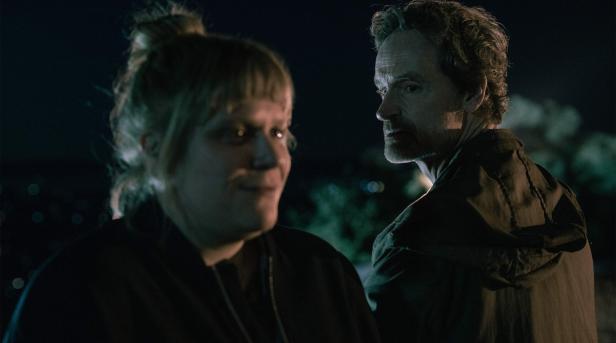 Stefanie Reinsperger und Jörg Hartmann stehen als Rosa Herzog und Peter Faber in einer Abschiedsszene des "Tatorts" bei Nacht nebeneinander.