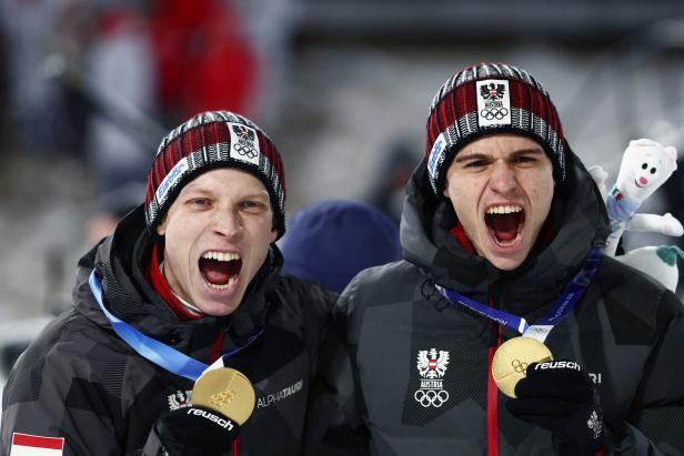 Skispringer Stephan Embacher (re.) ist mit 20 Jahren der jüngste österreichische Medaillengewinner. Der Tiroler gewann mit Jan Hörl Team-Gold