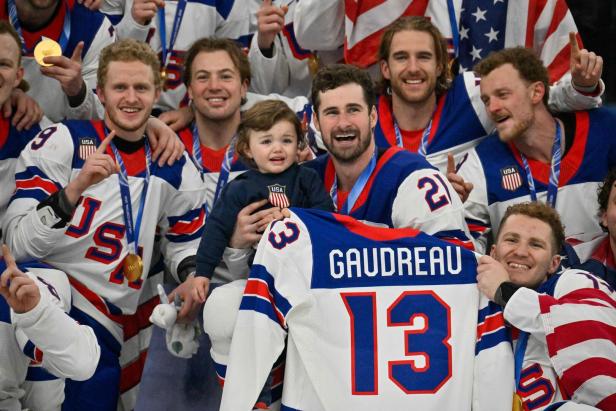 Die US-Stars mit dem Sohn des verstorbenen Teamkollegen