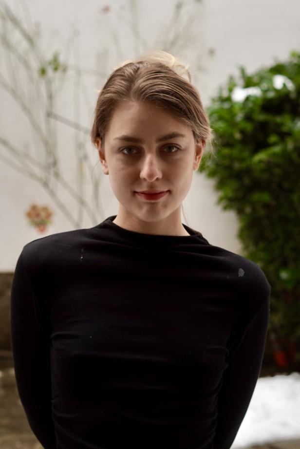 eine junge Frau mit schwarzem Pullover