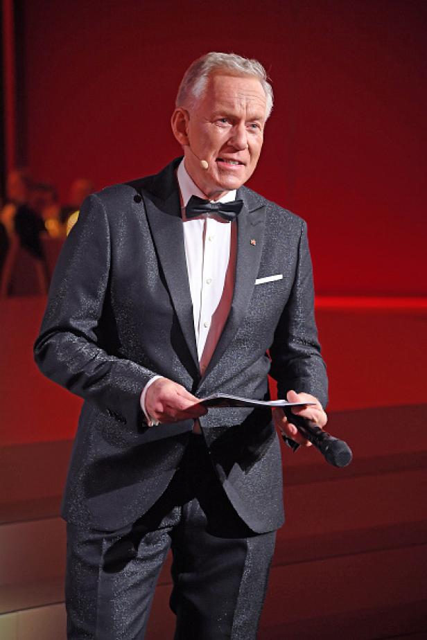 Johannes B. Kerner im Anzug auf der Bühne