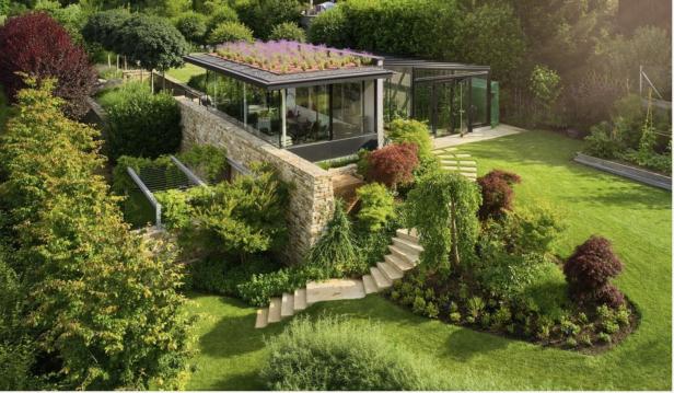 Modernes Gartenhaus mit begrüntem Dach und gepflegtem Garten.