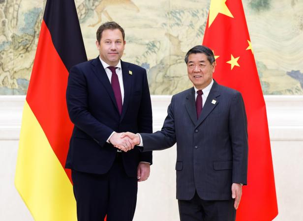 Der deutsche Vizekanzler und Finanzminister Lars Klingbeil und Chinas Vizepremier He Lifeng.