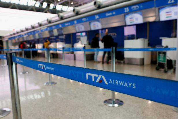 FILE PHOTO: Lufthansa's bet on ITA Airways hinges on Rome airport revamp