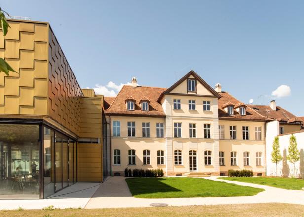 Moderne und historische Architektur vereinen sich im neuen Museum in Franken, das 2026 als kultureller Höhepunkt Besucher anzieht.