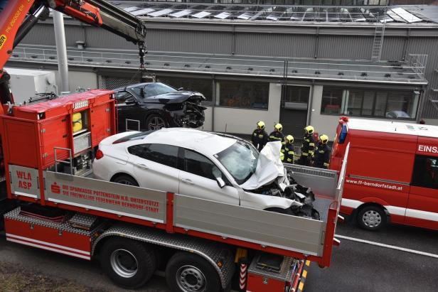 Ein Unfallfahrzeug wird auf ein Feuerwehrfahrzeug verladen.