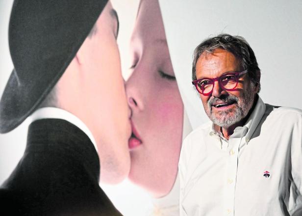 Oliviero Toscani mit Werbesujet für Benetton, uralt. Werbesujet 