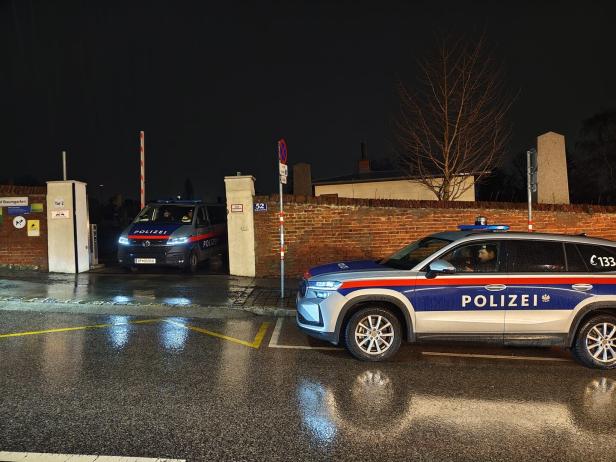 Die Polizei riegelte den Friedhof nach der Bluttat ab