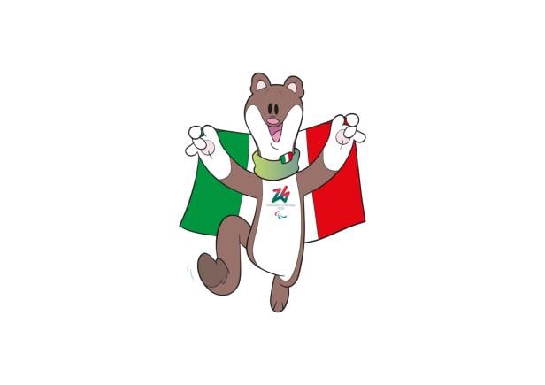 Ein fröhliches Maskottchen in Tierform trägt eine italienische Flagge und ein Halstuch mit Logo der Paralympischen Winterspiele.