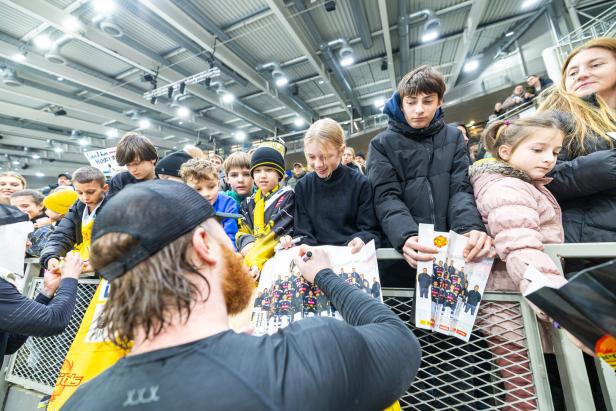 Spieler geben Autogramme