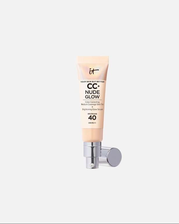 Eine Tube CC+ Nude Glow mit Pumpspender und Lichtschutzfaktor 40 steht auf hellem Hintergrund.