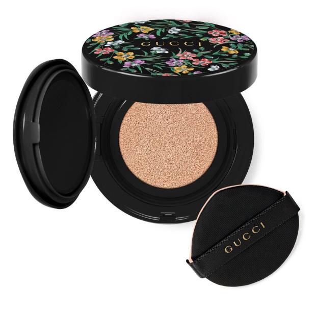 Eine offene, schwarze Gucci-Puderquaste mit floralem Deckel und Applikator liegt bereit.