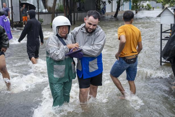 Heavy rain brings flooding to Bali