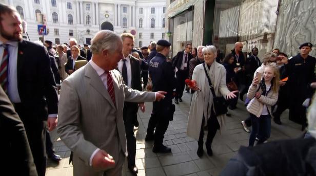 König Charles in einer Menschenmenge