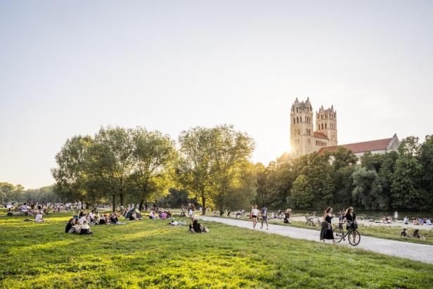 Kranhäuser und Kölner Dom am Rhein bei Sonnenuntergang, beleuchtete Skyline.