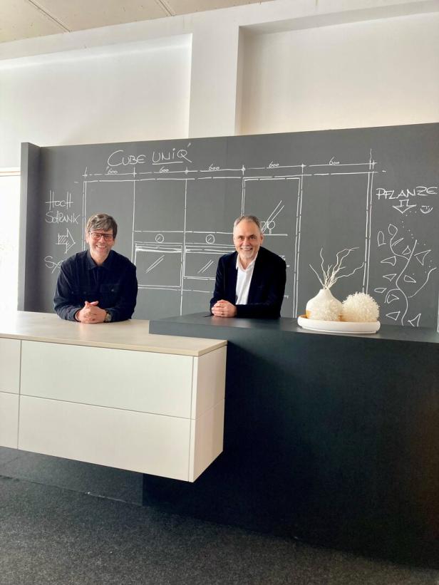 Hans Winkler und Thomas Frassl in einer Küchenausstellung