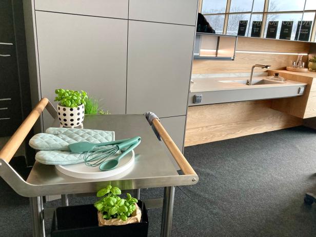 Küchen-Caddy mit Basilikum