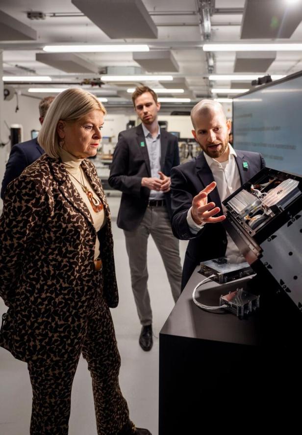 Verteidigungsministerin Klaudia Tanner ließ sich die Technologie erklären.