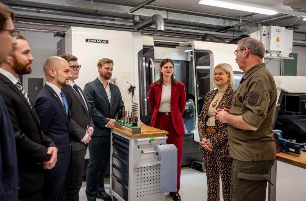 Präsentation des "Beaconsat"-Satelliten beim Tech-Unternehmen Gate Space am Flughafen Schwechat.