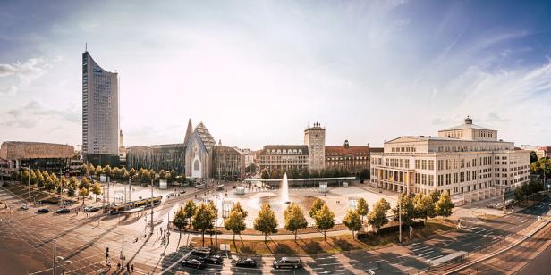Panorama des Augustusplatzes in Leipzig mit Oper, Universität und City-Hochhaus.