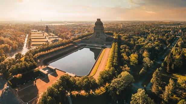 Luftaufnahme des Völkerschlachtdenkmals mit angrenzendem rechteckigem Wasserbecken und umliegendem Park