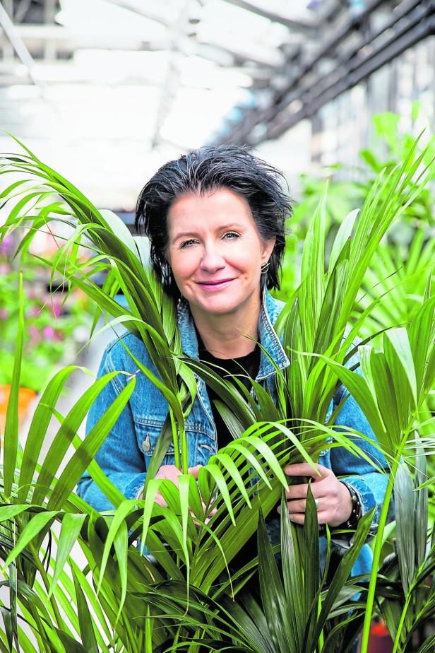 Bettina Bayer-Grilz mit Palmwedeln