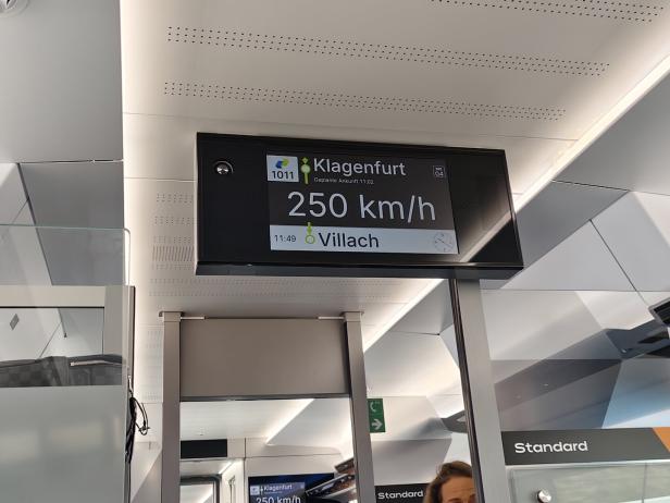 Anzeige zeigt 250 km/h.