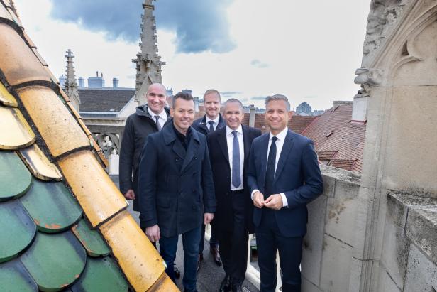 Am Dach des Stephansdoms: Josef Haas, Andreas Wilhelm, Christian Wimberger, Guido Hörer  und Wirtschaftsminister Hattmannsdorfer.