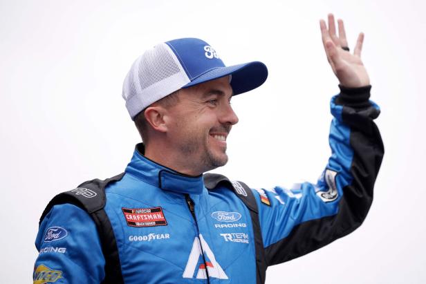 Frankie Muniz winkend