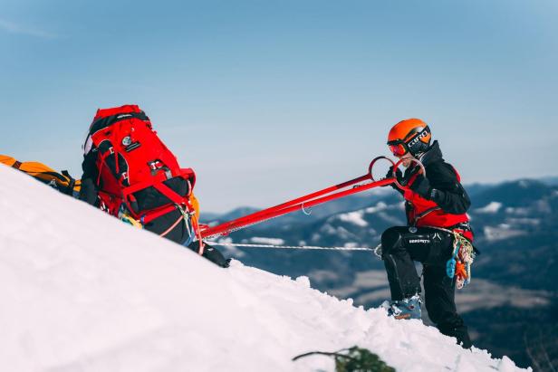 Im Rahmen der Bilanz-Präsentation hielten die Bergretter eine Übung ab.